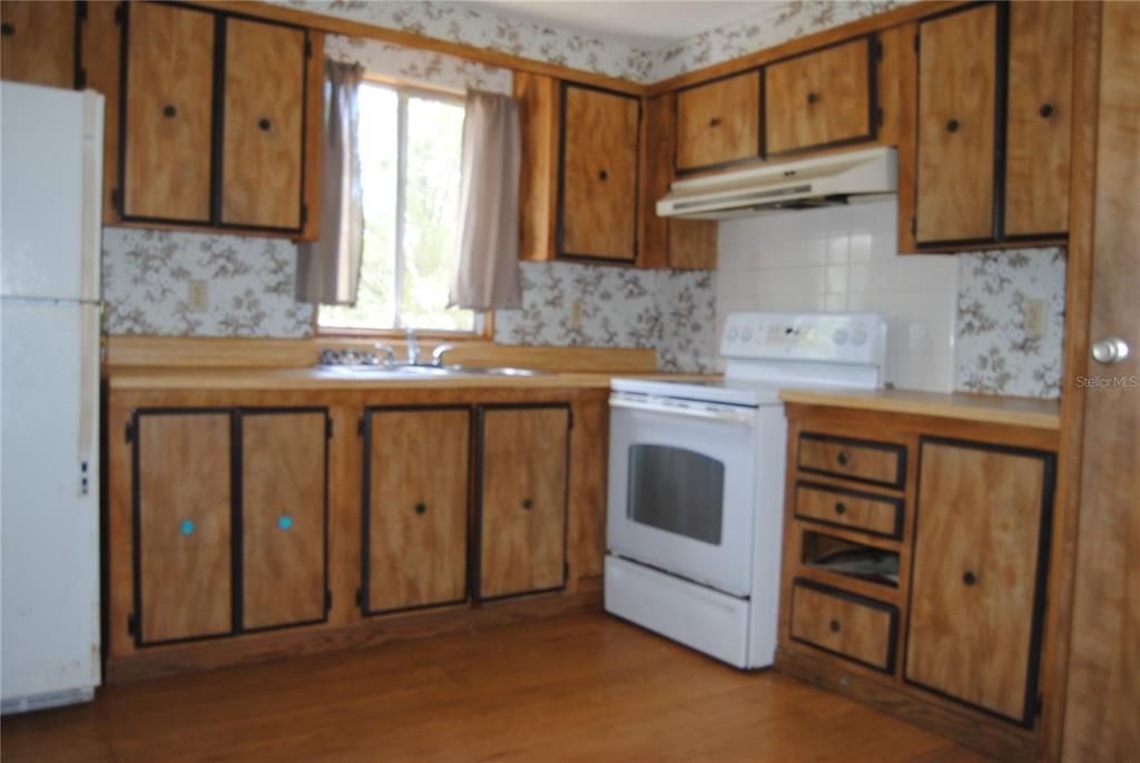 For Sale: $125,000 (3 beds, 2 baths, 924 Square Feet)