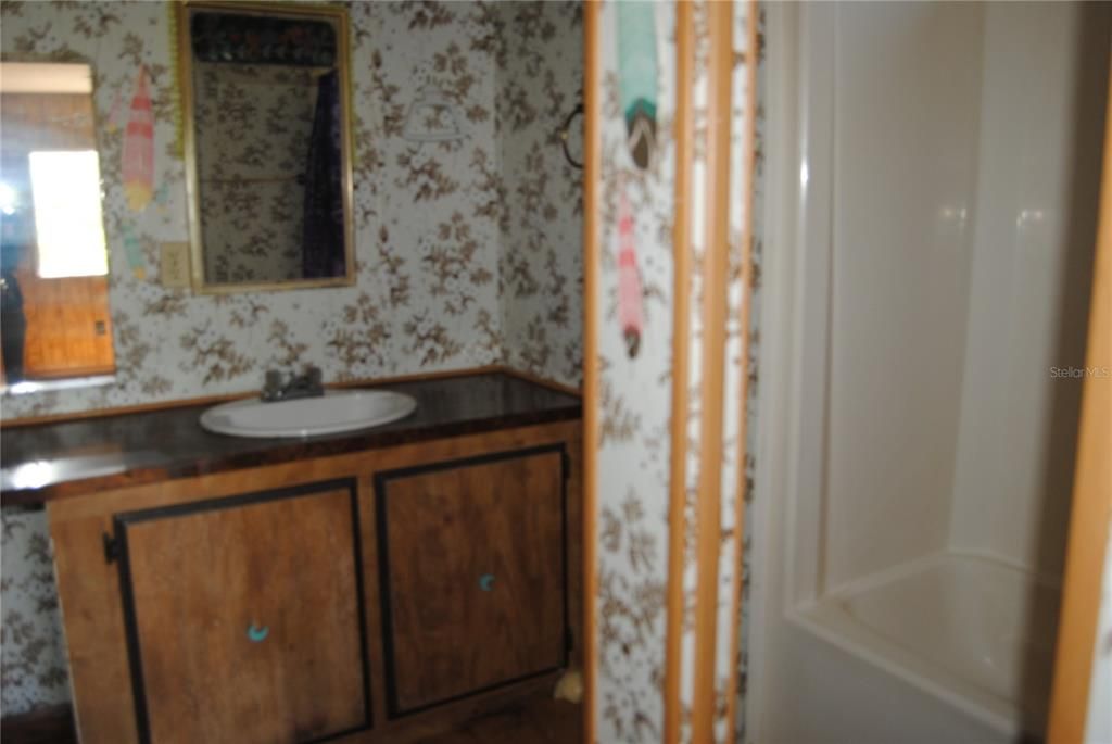 For Sale: $125,000 (3 beds, 2 baths, 924 Square Feet)