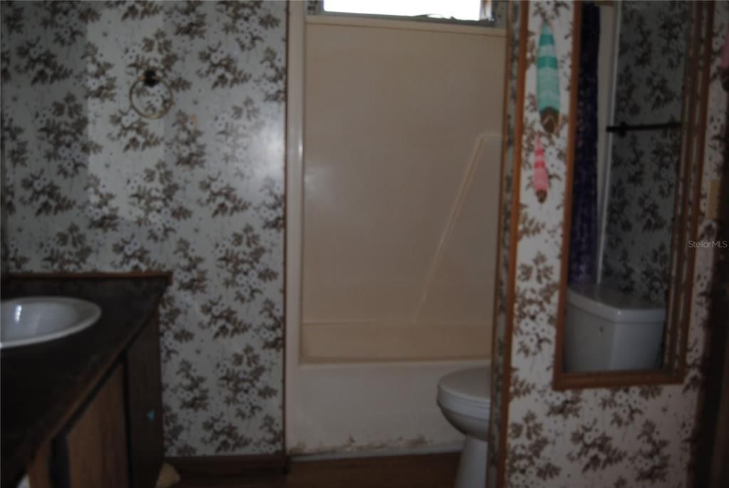 For Sale: $125,000 (3 beds, 2 baths, 924 Square Feet)
