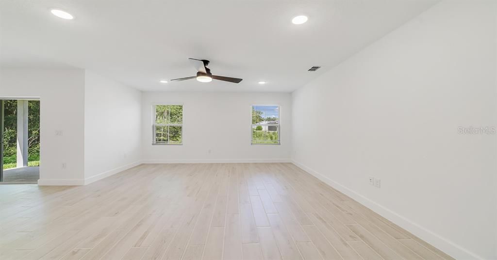 Active With Contract: $269,990 (3 beds, 2 baths, 1684 Square Feet)