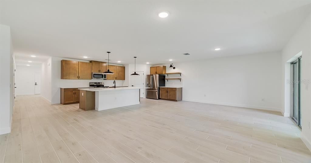 Active With Contract: $269,990 (3 beds, 2 baths, 1684 Square Feet)