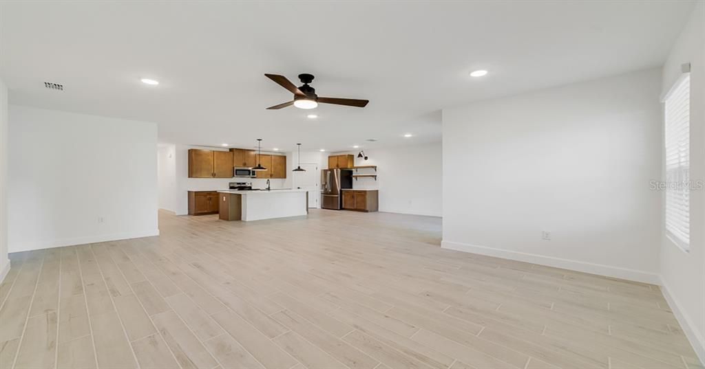 Active With Contract: $269,990 (3 beds, 2 baths, 1684 Square Feet)