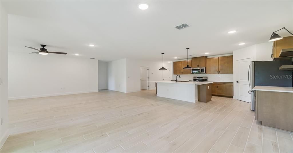 Active With Contract: $269,990 (3 beds, 2 baths, 1684 Square Feet)