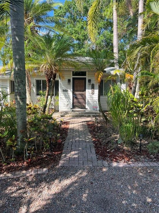 Activo con contrato: $229,900 (3 camas, 2 baños, 1366 Pies cuadrados)