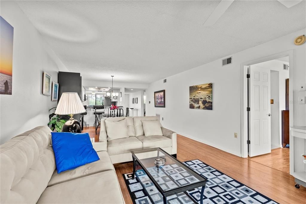 出租: $2,400 (2 贝兹, 2 浴室, 1125 平方英尺)