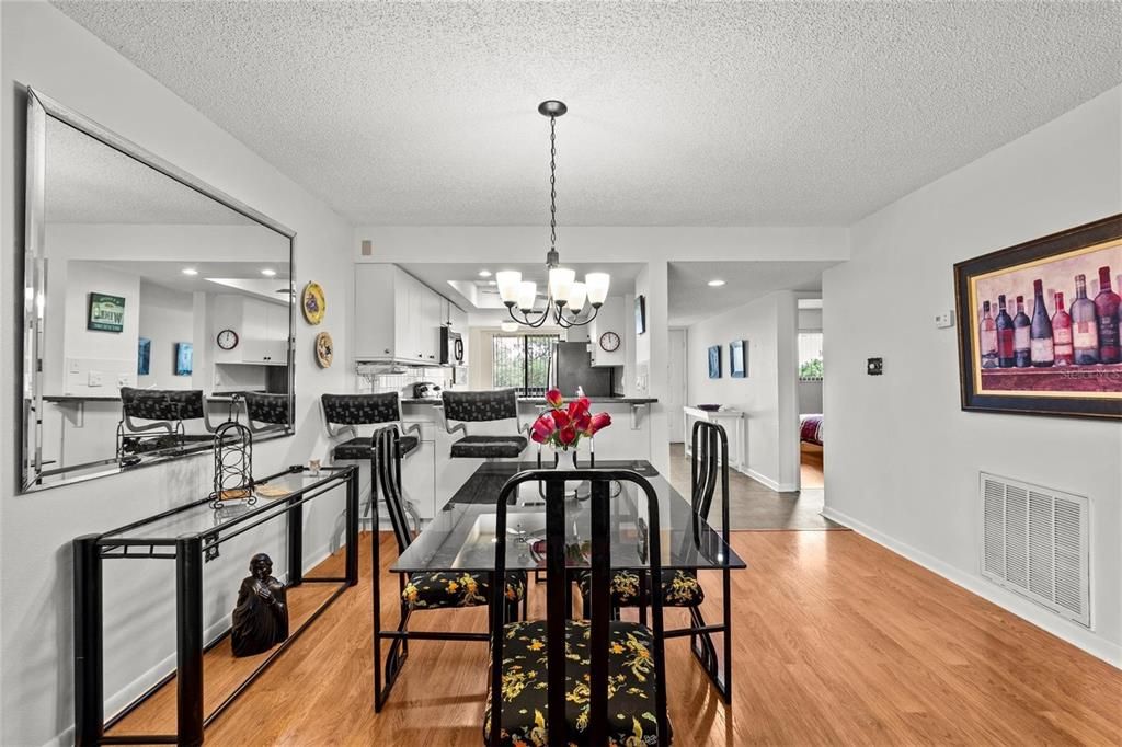 出租: $2,400 (2 贝兹, 2 浴室, 1125 平方英尺)