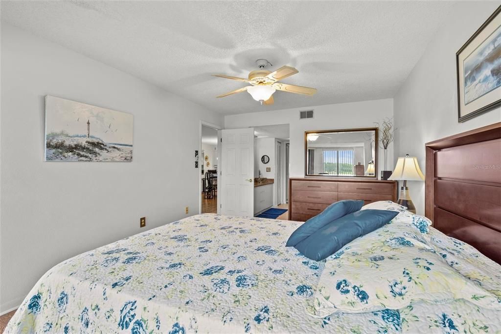 出租: $2,400 (2 贝兹, 2 浴室, 1125 平方英尺)