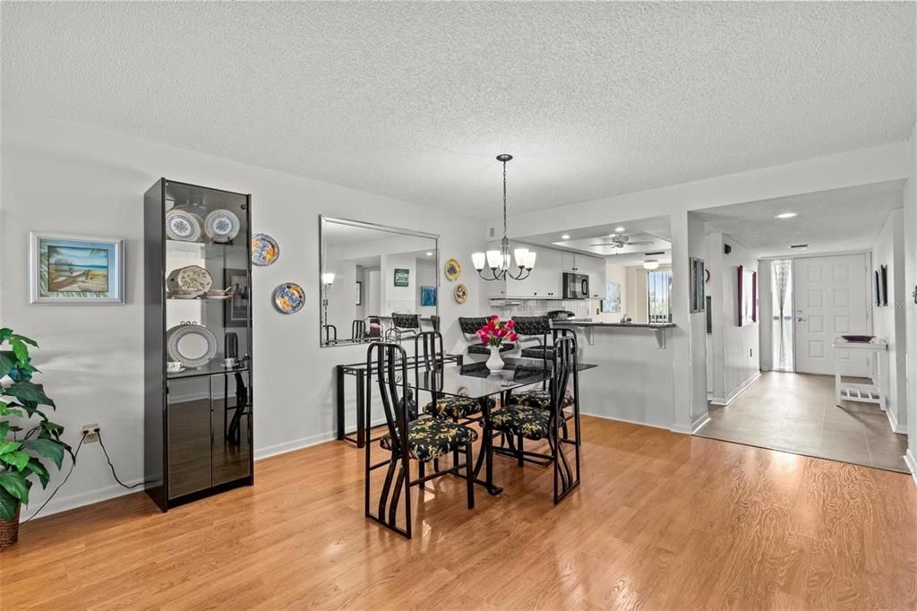 出租: $2,400 (2 贝兹, 2 浴室, 1125 平方英尺)