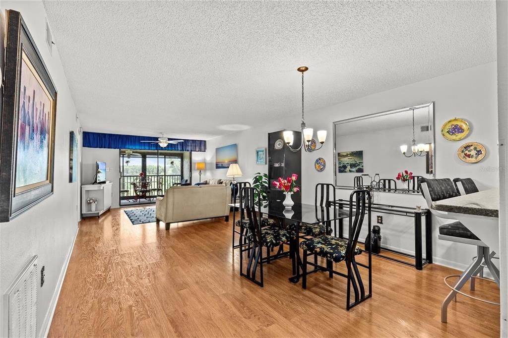 出租: $2,400 (2 贝兹, 2 浴室, 1125 平方英尺)