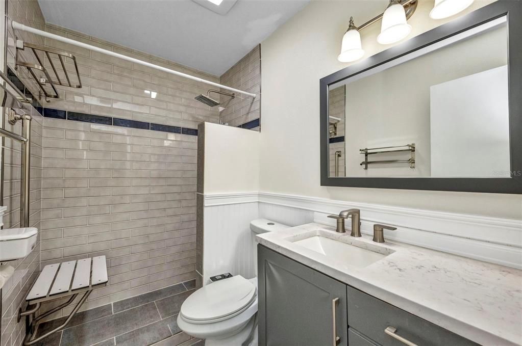 待售: $199,900 (2 贝兹, 1 浴室, 839 平方英尺)