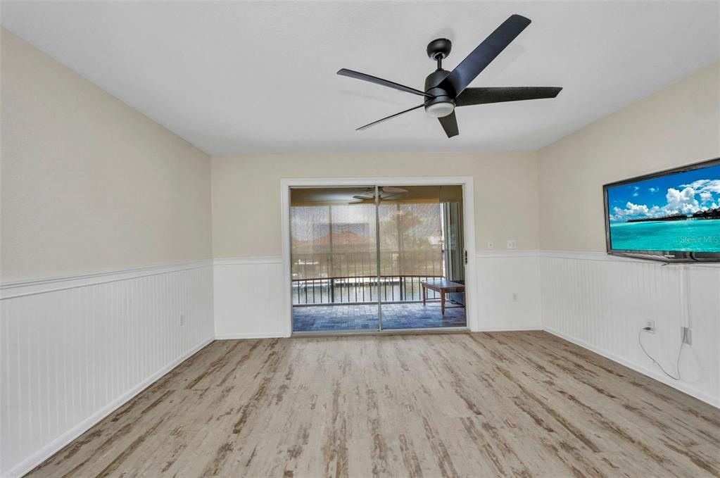 待售: $199,900 (2 贝兹, 1 浴室, 839 平方英尺)