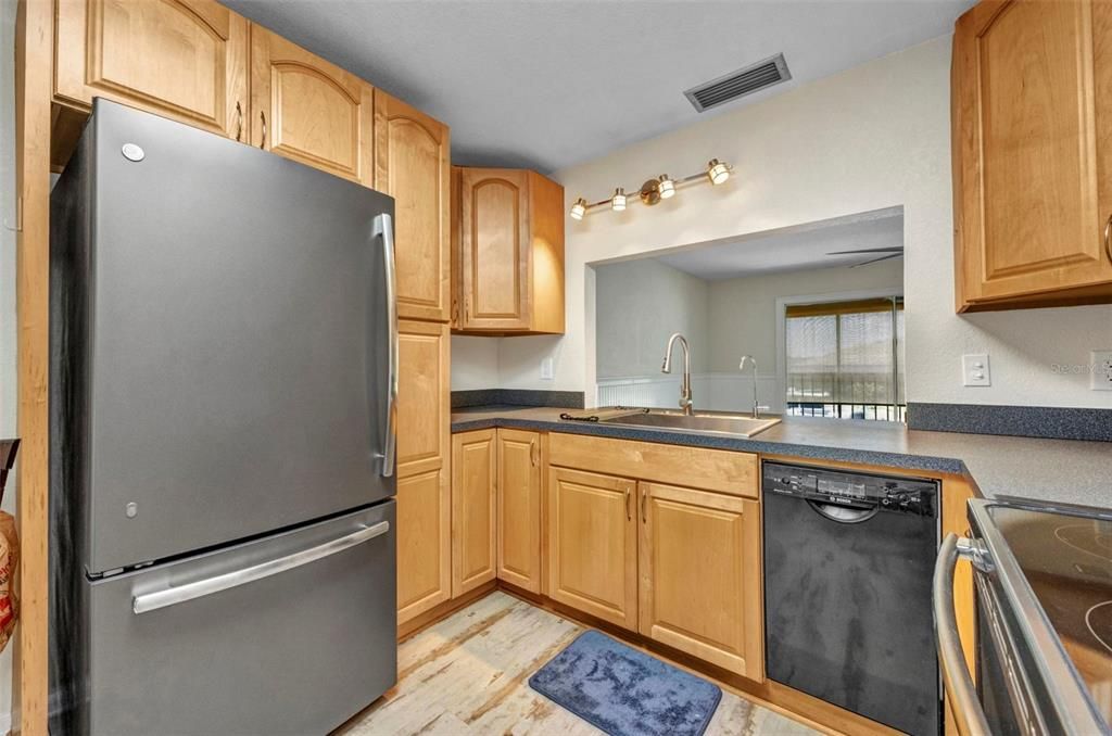 待售: $199,900 (2 贝兹, 1 浴室, 839 平方英尺)