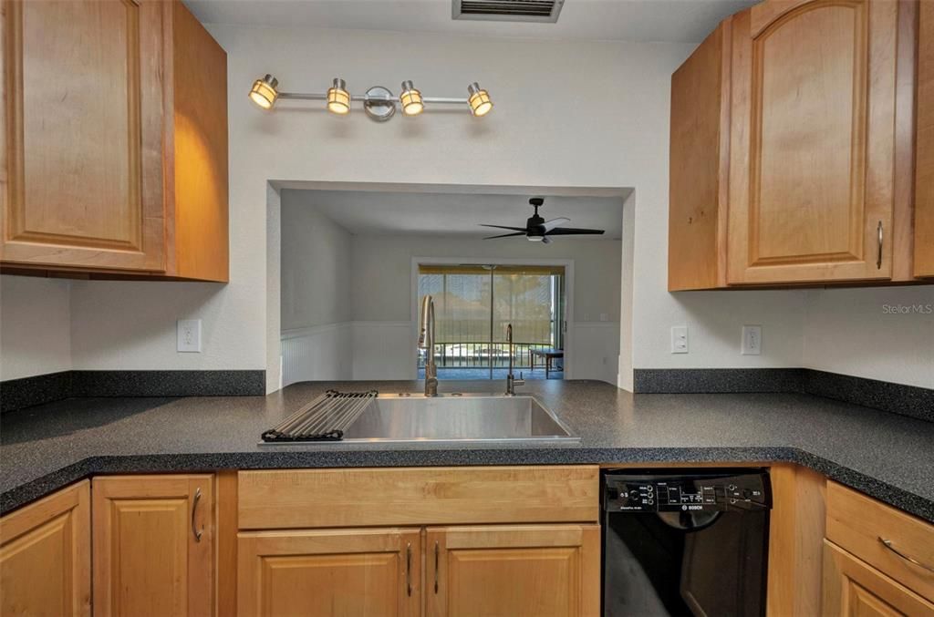 待售: $199,900 (2 贝兹, 1 浴室, 839 平方英尺)