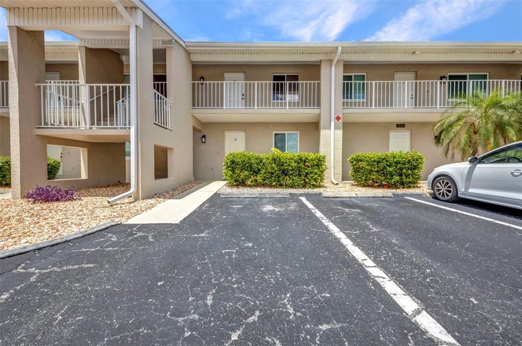 待售: $199,900 (2 贝兹, 1 浴室, 839 平方英尺)