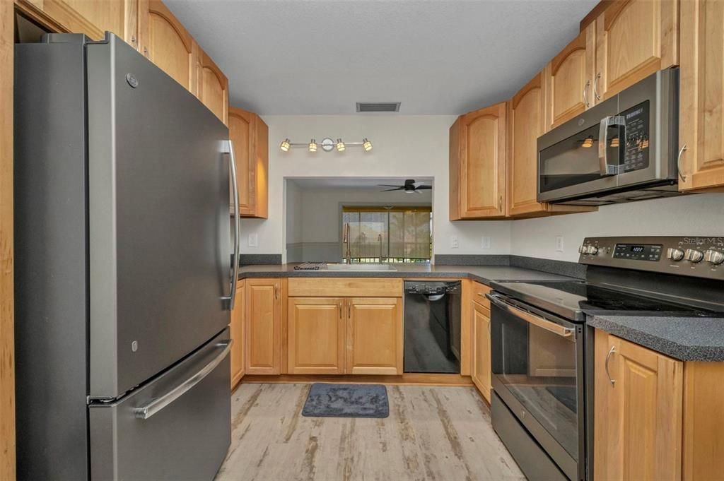 待售: $199,900 (2 贝兹, 1 浴室, 839 平方英尺)