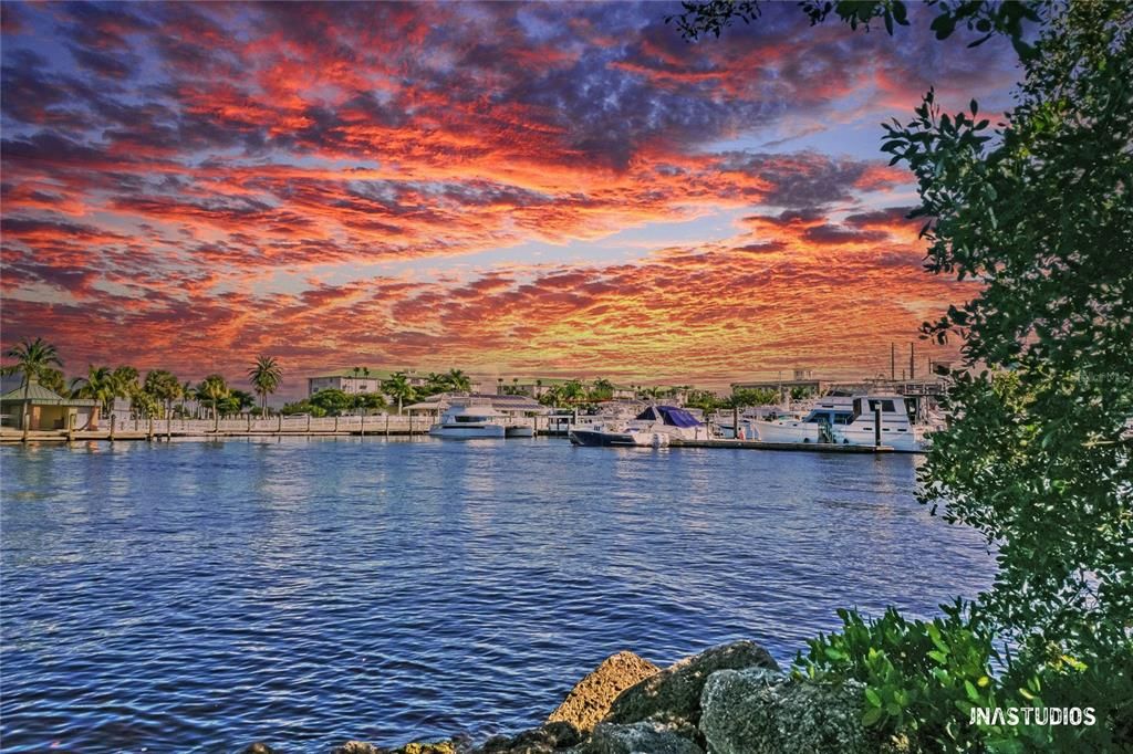 待售: $199,900 (2 贝兹, 1 浴室, 839 平方英尺)