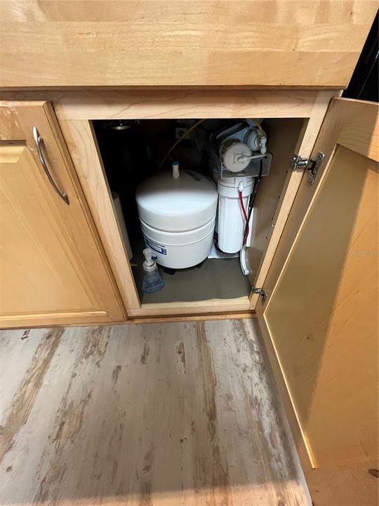 待售: $199,900 (2 贝兹, 1 浴室, 839 平方英尺)