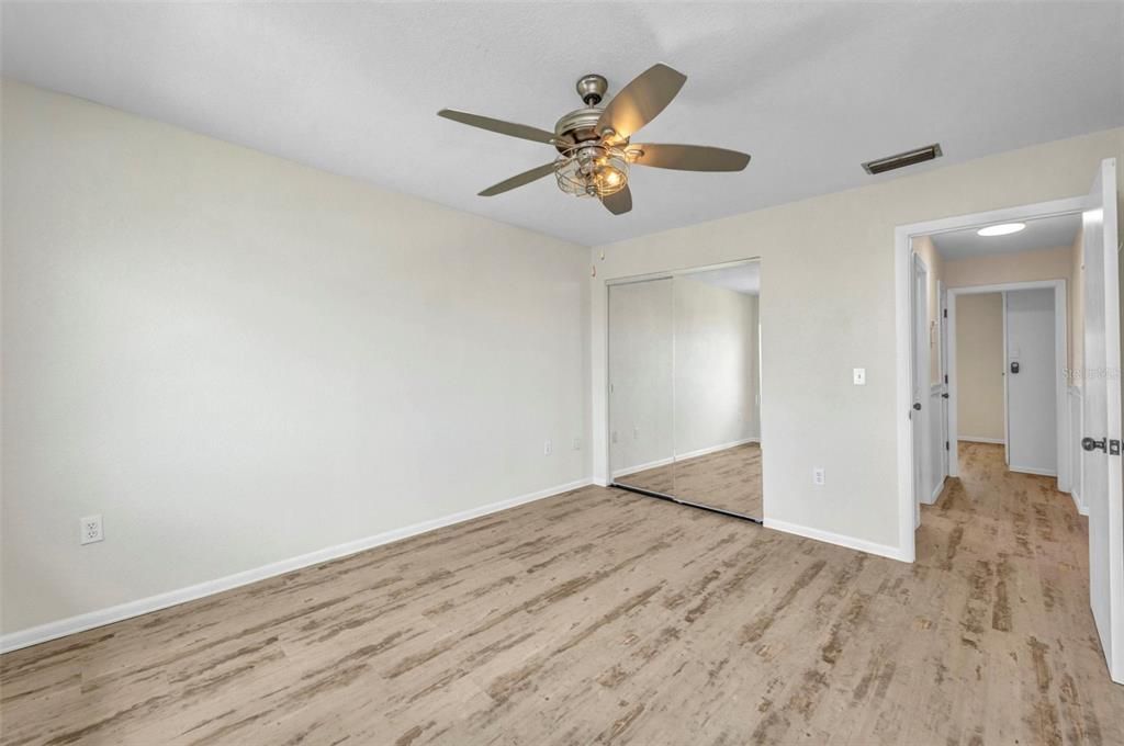 待售: $199,900 (2 贝兹, 1 浴室, 839 平方英尺)