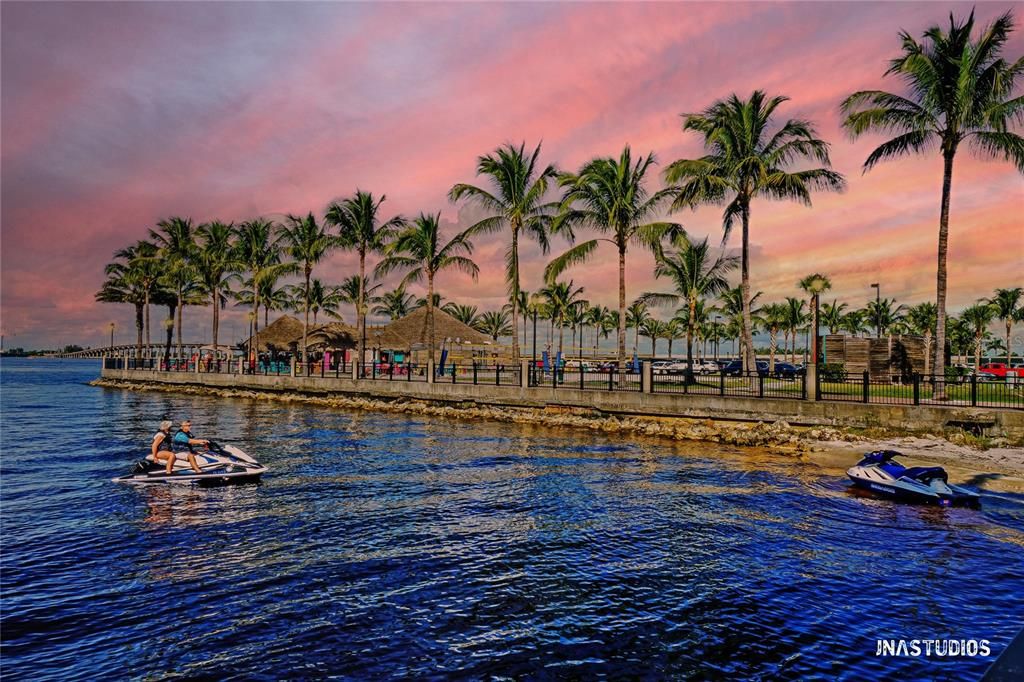 待售: $199,900 (2 贝兹, 1 浴室, 839 平方英尺)