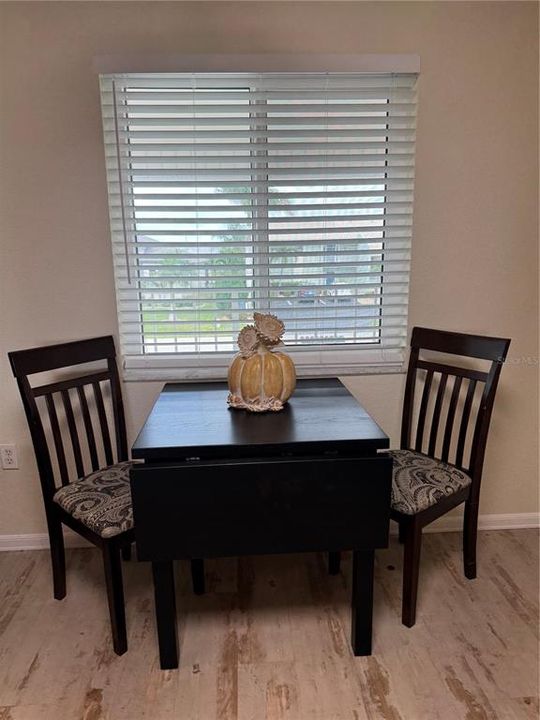 待售: $199,900 (2 贝兹, 1 浴室, 839 平方英尺)