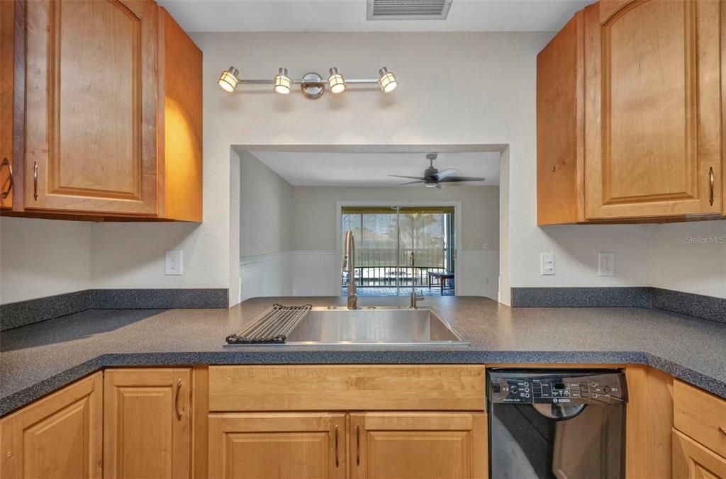 待售: $199,900 (2 贝兹, 1 浴室, 839 平方英尺)