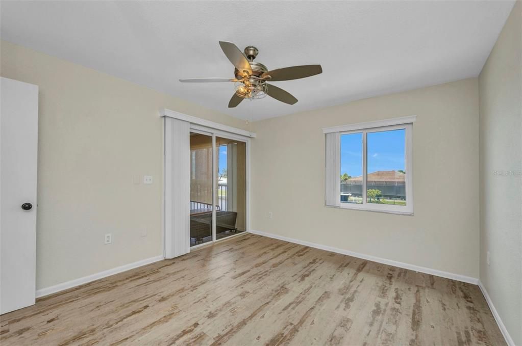 待售: $199,900 (2 贝兹, 1 浴室, 839 平方英尺)