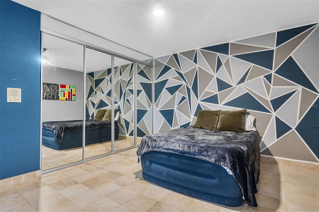 Под контрактом: $1,373,000 (4 спален, 2 ванн, 3129 Квадратных фут)