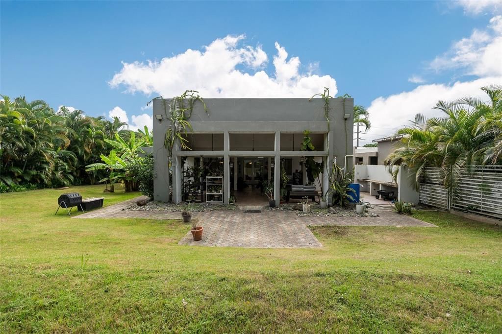 Под контрактом: $1,373,000 (4 спален, 2 ванн, 3129 Квадратных фут)