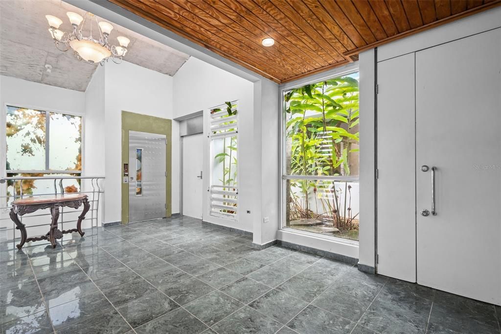 Под контрактом: $1,373,000 (4 спален, 2 ванн, 3129 Квадратных фут)