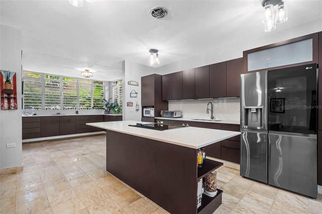 Под контрактом: $1,373,000 (4 спален, 2 ванн, 3129 Квадратных фут)