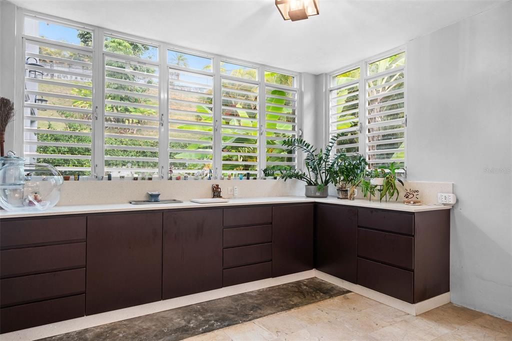 Под контрактом: $1,373,000 (4 спален, 2 ванн, 3129 Квадратных фут)