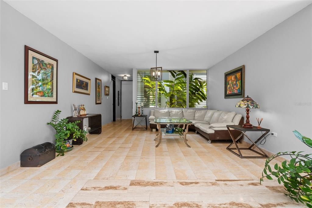 Под контрактом: $1,373,000 (4 спален, 2 ванн, 3129 Квадратных фут)