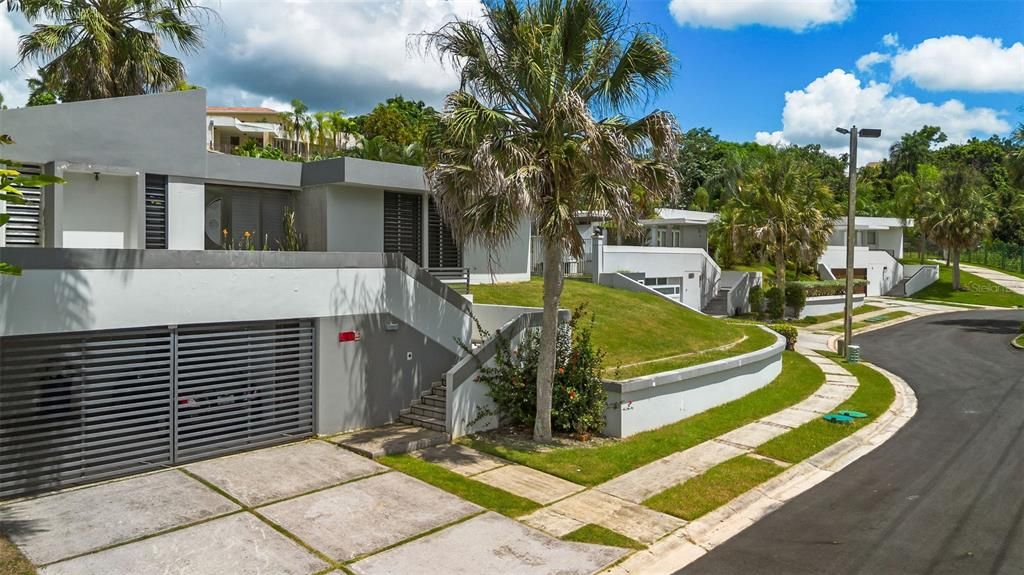 Под контрактом: $1,373,000 (4 спален, 2 ванн, 3129 Квадратных фут)