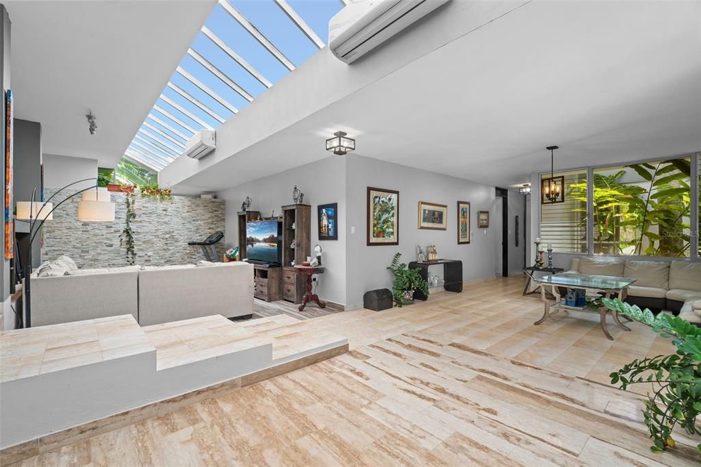 Под контрактом: $1,373,000 (4 спален, 2 ванн, 3129 Квадратных фут)