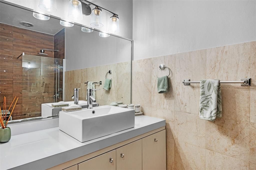 Под контрактом: $1,373,000 (4 спален, 2 ванн, 3129 Квадратных фут)