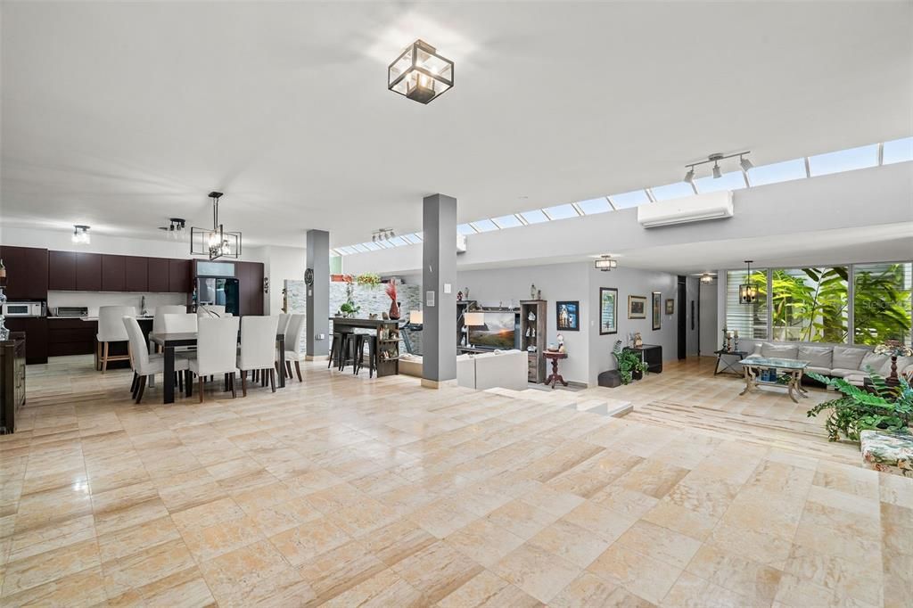 Под контрактом: $1,373,000 (4 спален, 2 ванн, 3129 Квадратных фут)