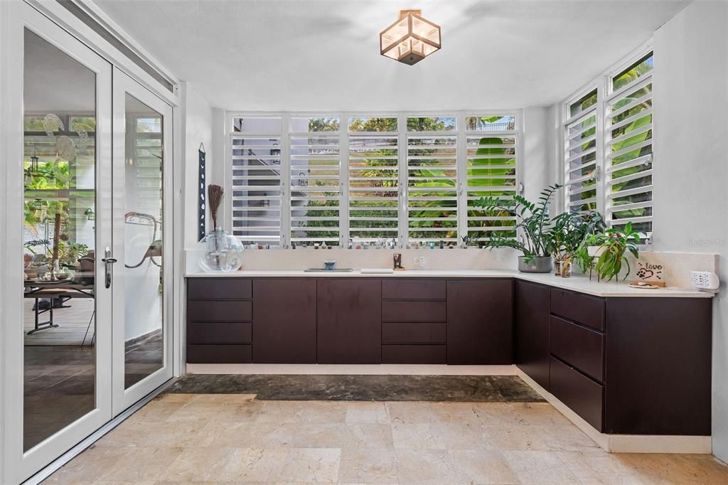 Под контрактом: $1,373,000 (4 спален, 2 ванн, 3129 Квадратных фут)