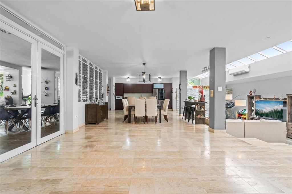 Под контрактом: $1,373,000 (4 спален, 2 ванн, 3129 Квадратных фут)