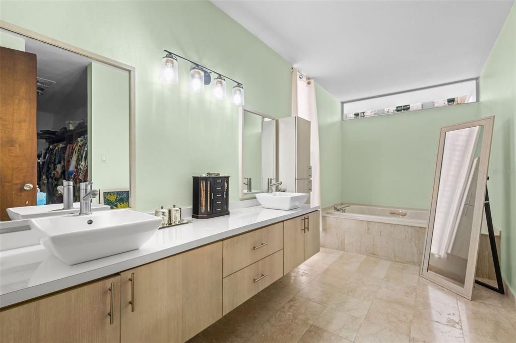 Под контрактом: $1,373,000 (4 спален, 2 ванн, 3129 Квадратных фут)