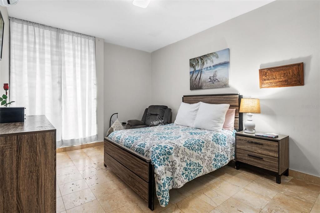 Под контрактом: $1,373,000 (4 спален, 2 ванн, 3129 Квадратных фут)