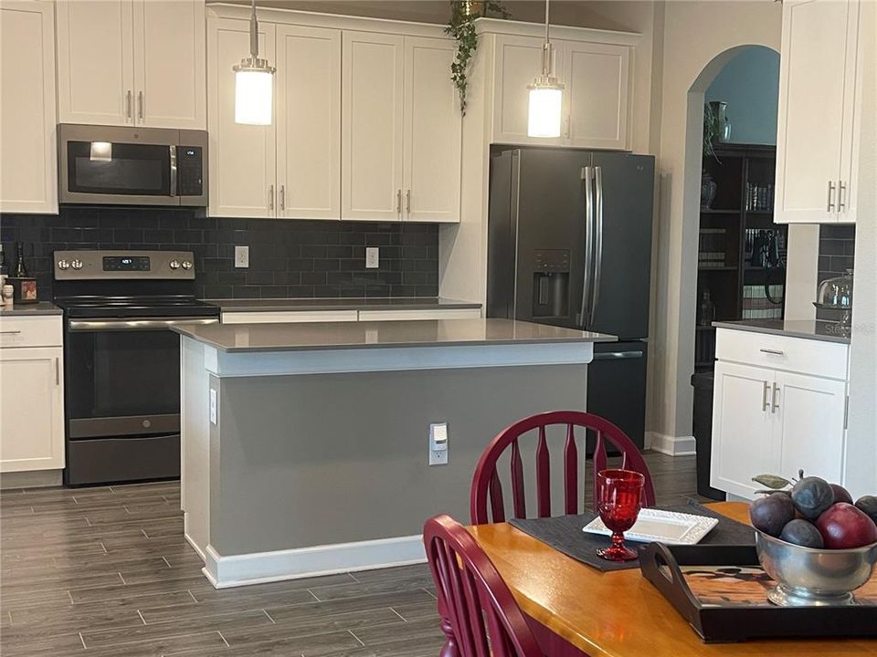 На продажу: $925,000 (5 спален, 3 ванн, 3711 Квадратных фут)