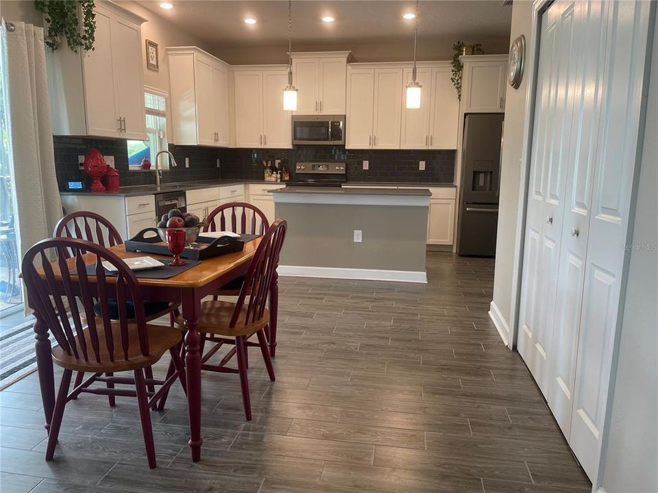 На продажу: $925,000 (5 спален, 3 ванн, 3711 Квадратных фут)