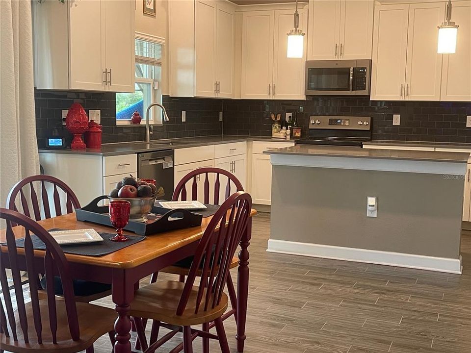 На продажу: $925,000 (5 спален, 3 ванн, 3711 Квадратных фут)