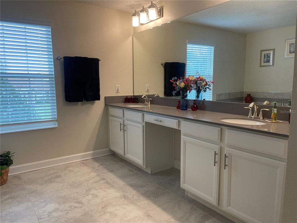 На продажу: $925,000 (5 спален, 3 ванн, 3711 Квадратных фут)