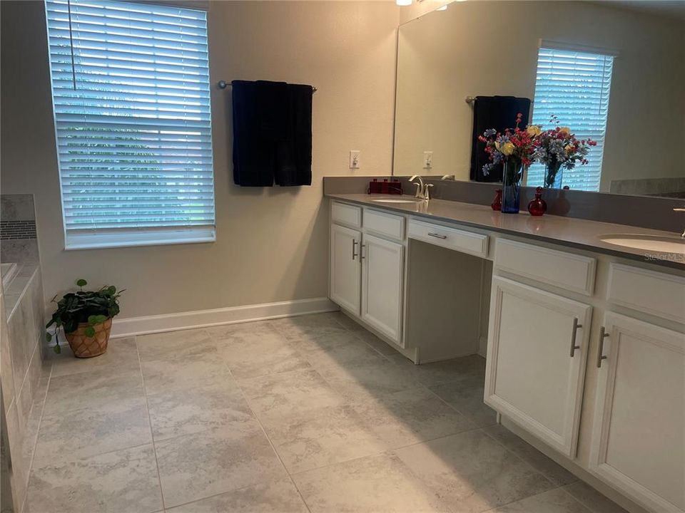 На продажу: $925,000 (5 спален, 3 ванн, 3711 Квадратных фут)