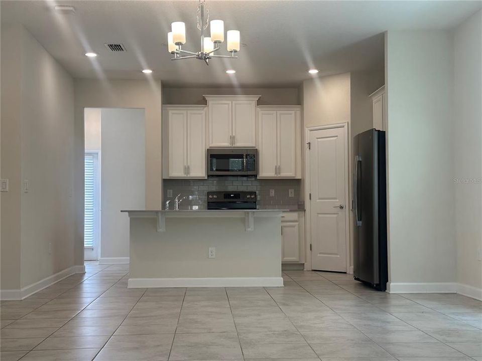 合同活跃: $2,900 (4 贝兹, 3 浴室, 1867 平方英尺)