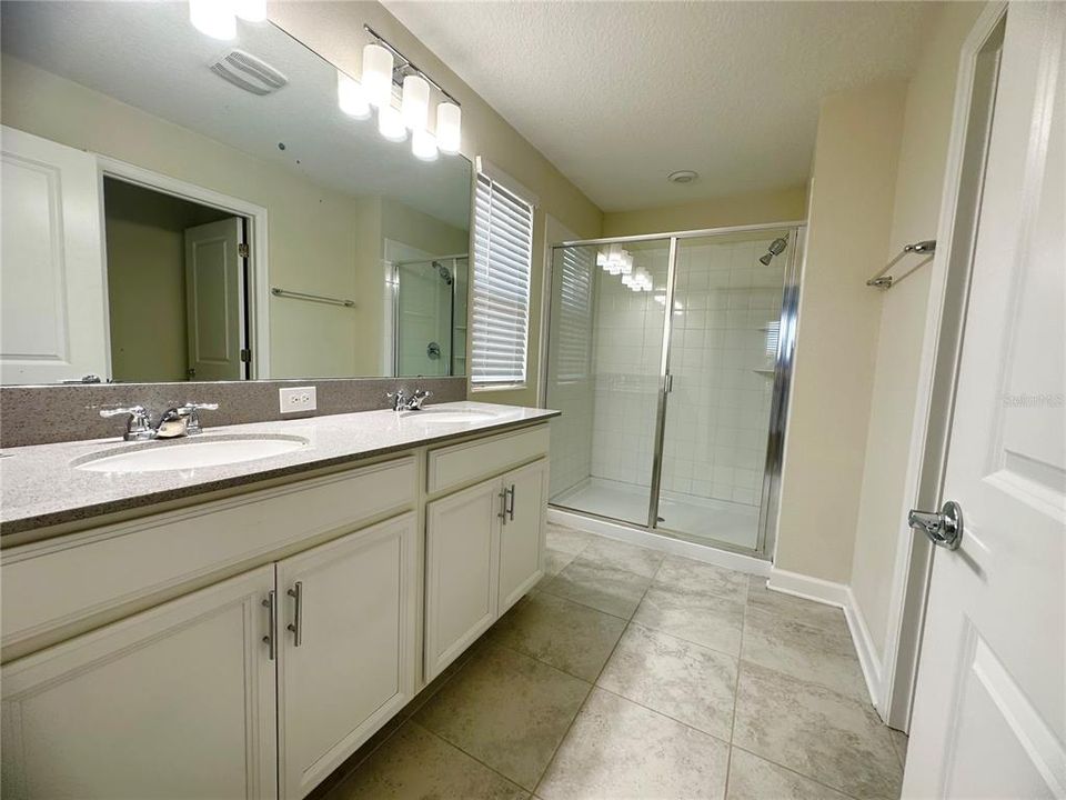 合同活跃: $2,900 (4 贝兹, 3 浴室, 1867 平方英尺)