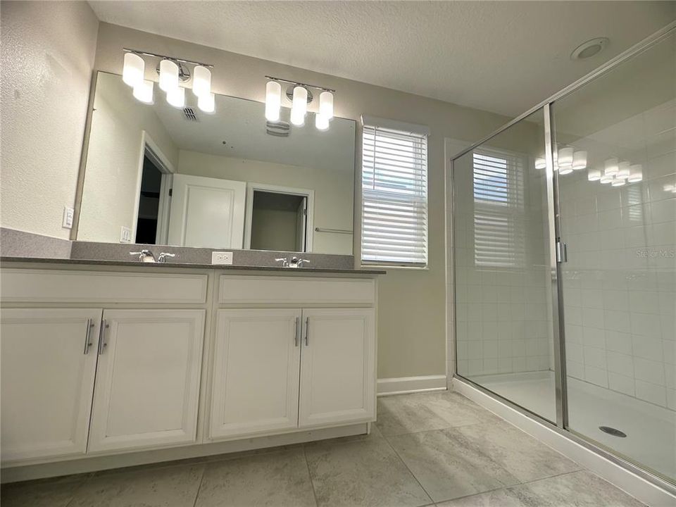 合同活跃: $2,900 (4 贝兹, 3 浴室, 1867 平方英尺)