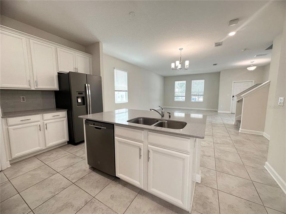 合同活跃: $2,900 (4 贝兹, 3 浴室, 1867 平方英尺)