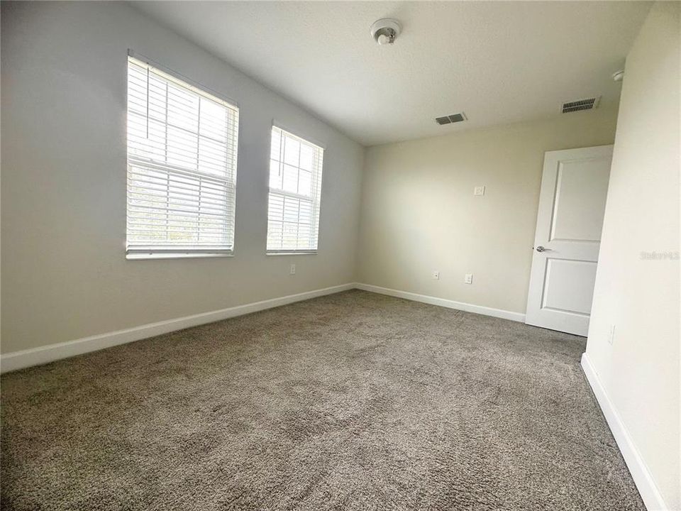 合同活跃: $2,900 (4 贝兹, 3 浴室, 1867 平方英尺)